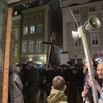 Adoracja krzyża Baryczków w archikatedrze warszawskiej