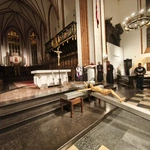 Adoracja krzyża Baryczków w archikatedrze warszawskiej
