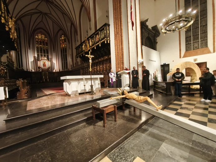 Adoracja krzyża Baryczków w archikatedrze warszawskiej