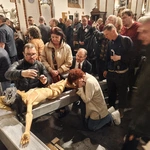Adoracja krzyża Baryczków w archikatedrze warszawskiej