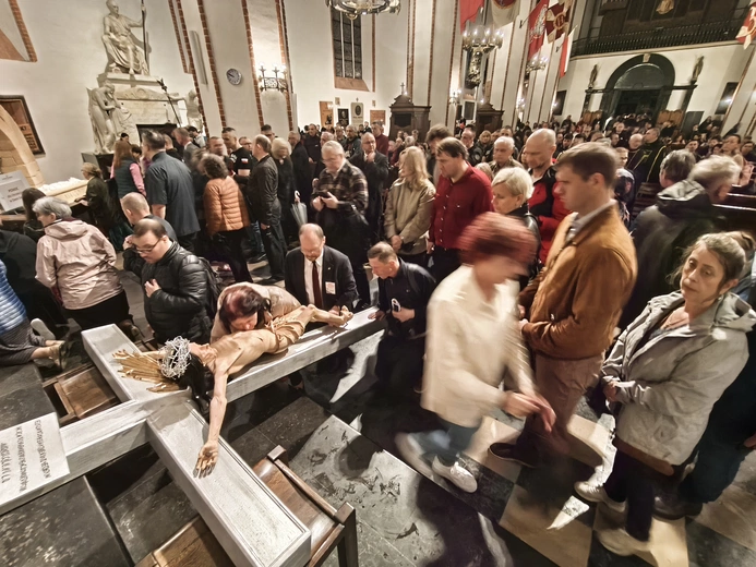 Adoracja krzyża Baryczków w archikatedrze warszawskiej