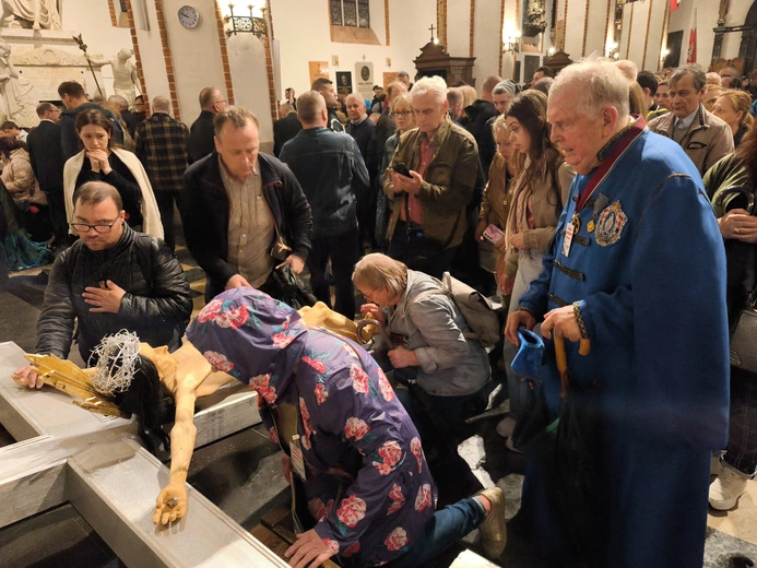 Adoracja krzyża Baryczków w archikatedrze warszawskiej