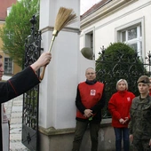 Kościół pamięta o ubogich w święta. 500 paczek rozdanych na Ostrowie Tumskim
