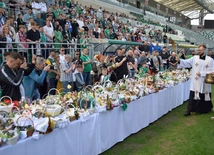 Święcenie pokarmów na stadionie Radomiaka Radom