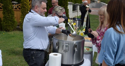 Posiłek świąteczny dla bezdomnych