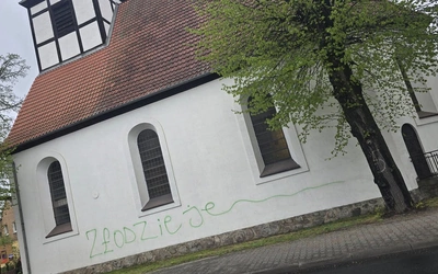 Rano wandale zniszczyli ich świątynię, a po południu odnowili ją mieszkańcy