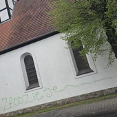 Rano wandale zniszczyli ich świątynię, a po południu odnowili ją mieszkańcy