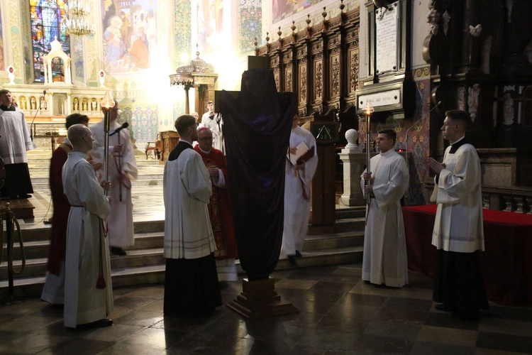 Płock. Wielki Piątek w katedrze