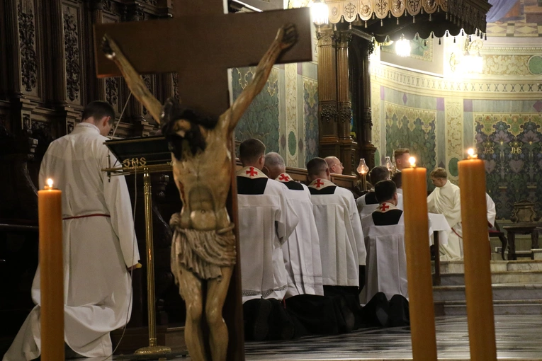 Płock. Wielki Piątek w katedrze