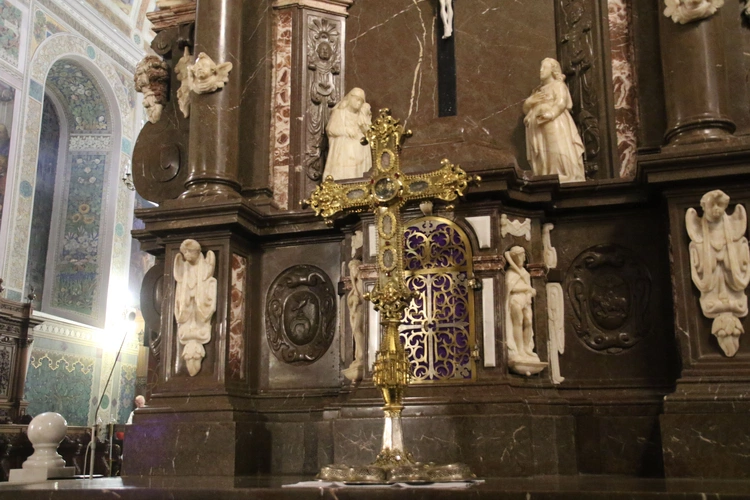 Płock. Wielki Piątek w katedrze