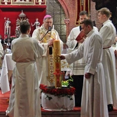 Abp Józef Kupny w Noc Zmartwychwstania: Dostrzeż Boga, który żyje!