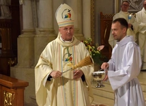 Liturgia Wigilii Paschalnej w radomskiej katedrze.
