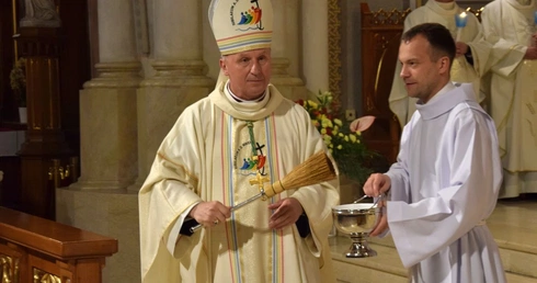 Liturgia Wigilii Paschalnej w radomskiej katedrze.