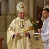 Liturgia Wigilii Paschalnej w radomskiej katedrze.