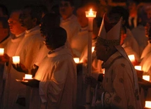 Podczas liturgii Wigilii Paschalnej w Bazylice św. Piotra w Rzymie