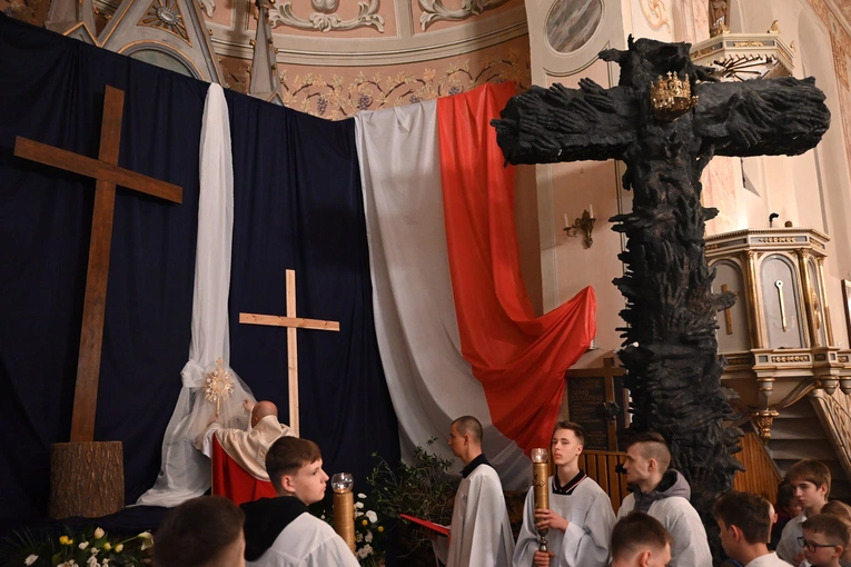 Krzyż świętych męczenników polskich w mszczonowskiej farze