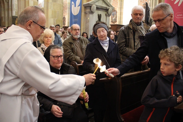 Liturgia Wigilii Paschalnej w archikatedrze wrocławskiej 2025