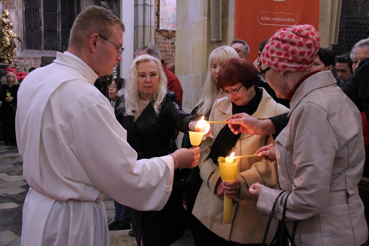 Liturgia Wigilii Paschalnej w archikatedrze wrocławskiej 2025