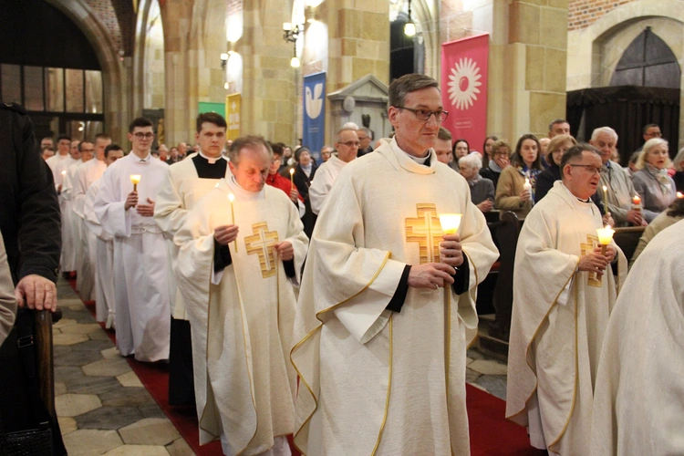 Liturgia Wigilii Paschalnej w archikatedrze wrocławskiej 2025