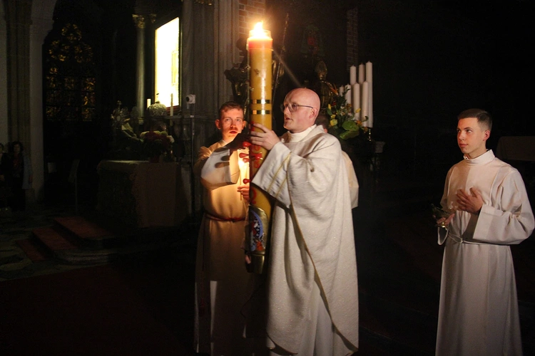 Liturgia Wigilii Paschalnej w archikatedrze wrocławskiej 2025