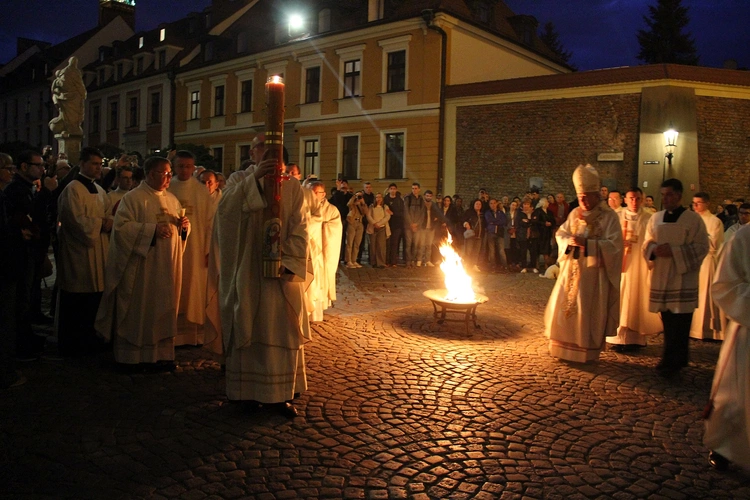 Liturgia Wigilii Paschalnej w archikatedrze wrocławskiej 2025