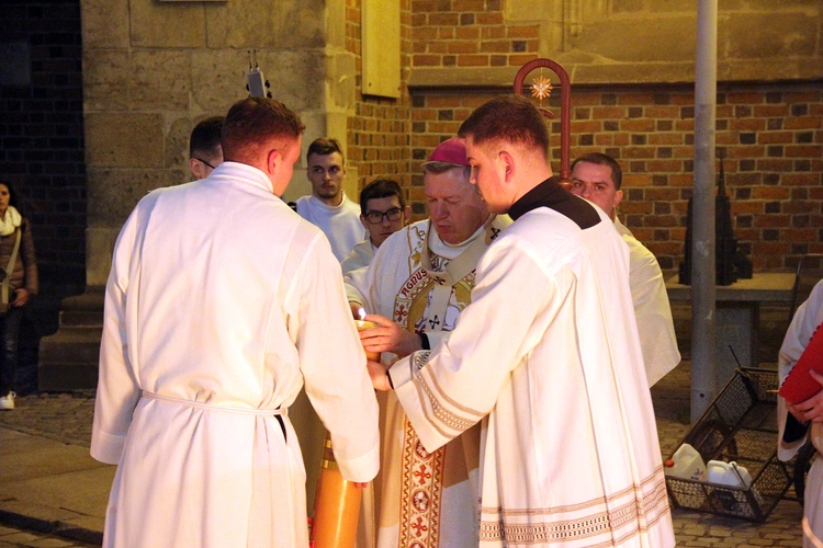 Liturgia Wigilii Paschalnej w archikatedrze wrocławskiej 2025