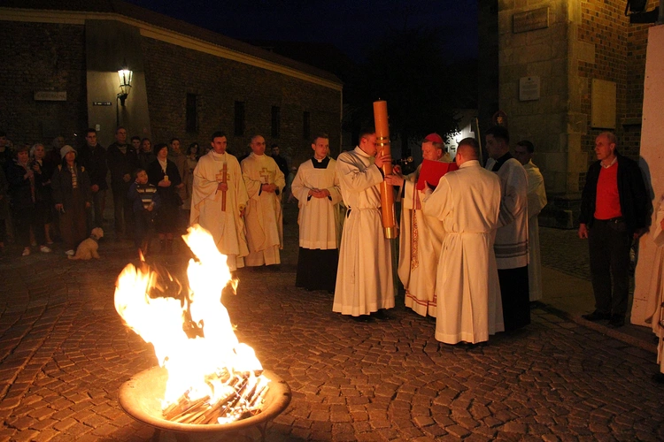 Liturgia Wigilii Paschalnej w archikatedrze wrocławskiej 2025