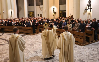 Bp Szkudło w Wigilię Paschalną: Niech w waszym trudnym życiu zwycięży Bóg