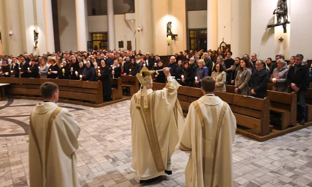 Bp Szkudło w Wigilię Paschalną: Niech w waszym trudnym życiu zwycięży Bóg