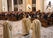 Bp Szkudło w Wigilię Paschalną: Niech w waszym trudnym życiu zwycięży Bóg