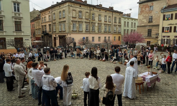 Wielka Sobota w Lwowie. Święcenie pokarmów