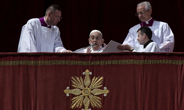 Franciszek udzielajacy błogosławieństwa Urbi et orbi