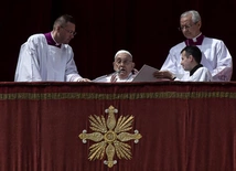 Franciszek udzielajacy błogosławieństwa Urbi et orbi