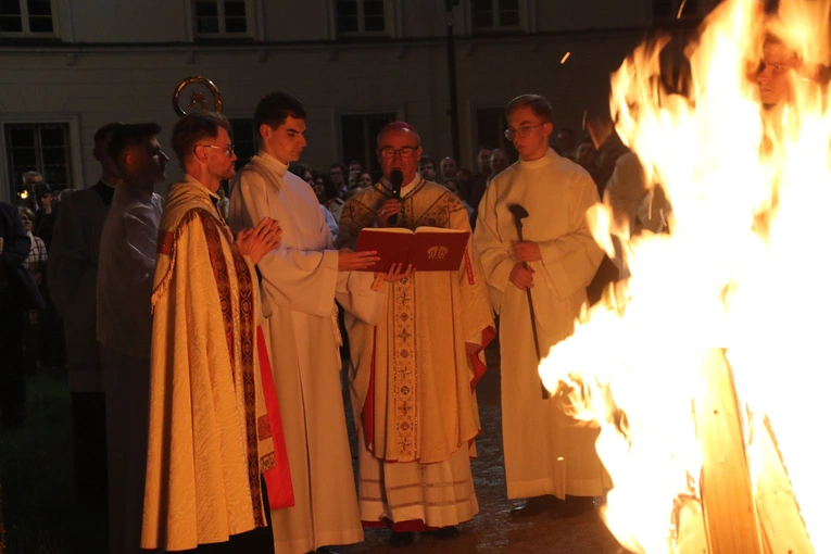 Płock. Wigilia Paschalna w katedrze