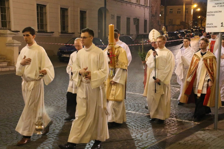 Płock. Wigilia Paschalna w katedrze