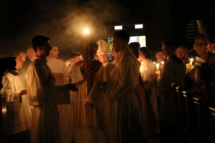 Płock. Wigilia Paschalna w katedrze