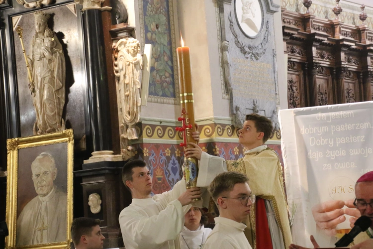 Płock. Wigilia Paschalna w katedrze