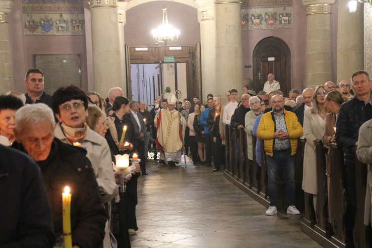 Płock. Wigilia Paschalna w katedrze