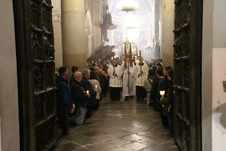 Płock. Wigilia Paschalna w katedrze