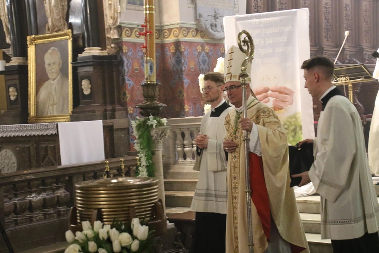 Płock. Wigilia Paschalna w katedrze