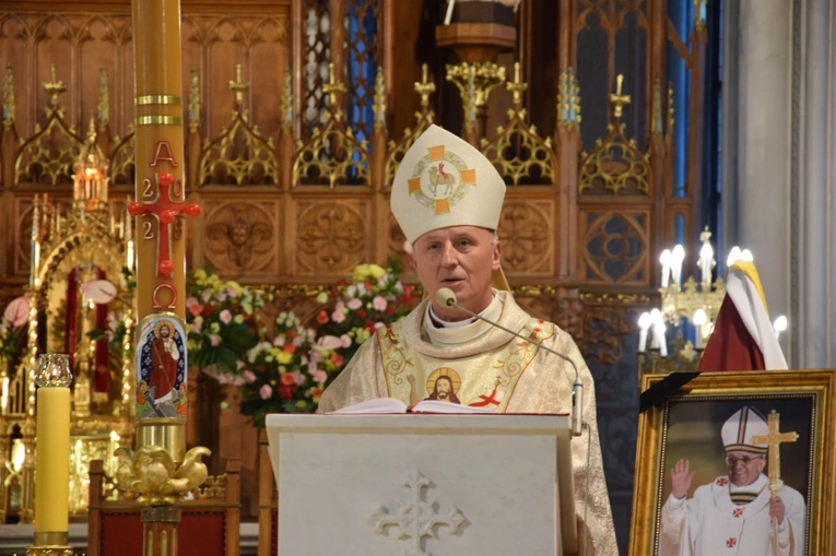 Bp Solarczyk modlił się za zmarłego papieża Franciszka