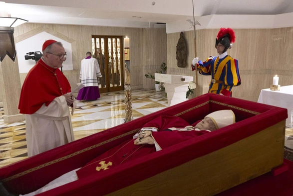 Watykan opublikował zdjęcia ciała papieża Franciszka, złożone w kaplicy Domu św. Marty. 