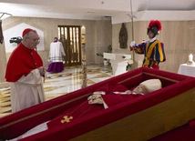 Ciało papieża Franciszka w kaplicy Domu św. Marty