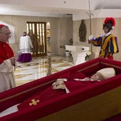 Ciało papieża Franciszka w kaplicy Domu św. Marty