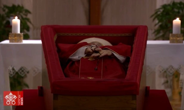 Ciało papieża Franciszka w kaplicy Domu św. Marty 