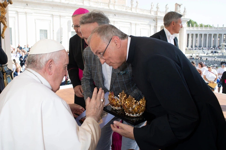 Skrzatuskie korony pobłogosławił papież Franciszek