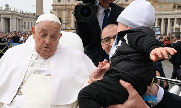 Ostatnie godziny Papieża Franciszka: gest ręki i podziękowanie za przejazd papamobile