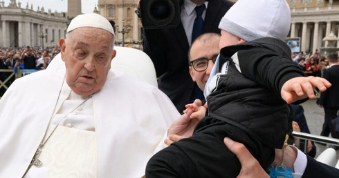 Ostatnie godziny Papieża Franciszka: gest ręki i podziękowanie za przejazd papamobile
