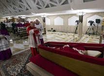 Współpracownicy Franciszka modlą się nad trumną z jego doczesnymi szczątkami