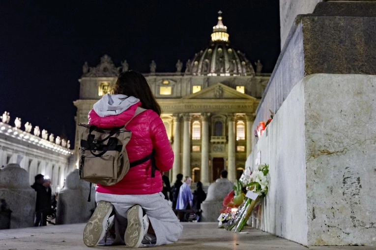 Na Placu św. Piotra w dzień śmierci papieża Franciszka